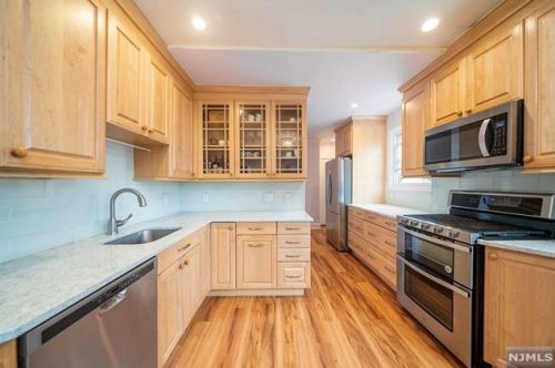 611 Albin St, Teaneck, NJ 07666-4201