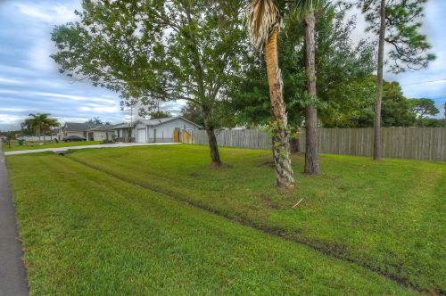 3832 Chicopee St, Fort Pierce FL 34953-5373 exterior