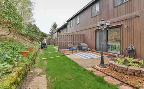 209 Thornberry Dr, Pittsburgh PA 15237-3349 exterior