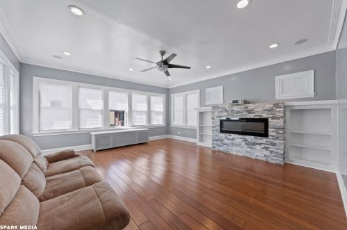 8323 Luella Ave, Chicago, IL 60617-1845