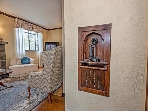 178 Mohawk Dr, Pittsburgh, PA 15228-1518