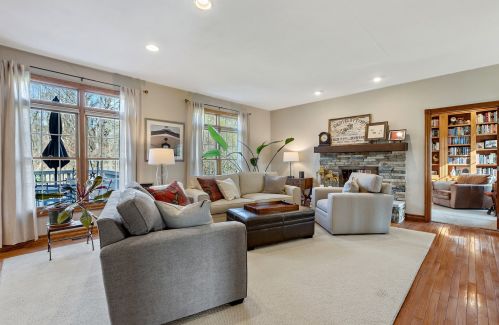 3613 Sutton Woods Dr, Bull Valley, IL 60012-1565