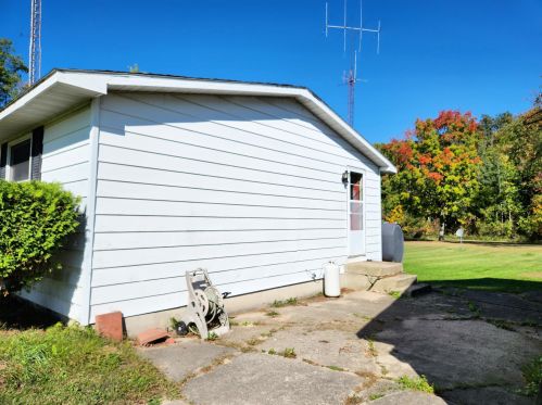 9101 18 Mile Rd, Cedar Springs MI 49319-9746 exterior