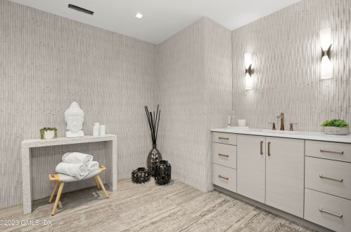 32 Meadowcroft Ln, Greenwich CT 06830-3823 exterior