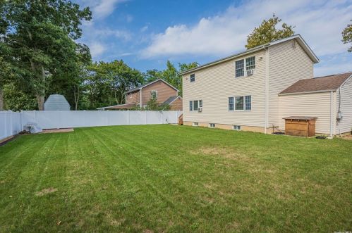 20 Grand Hvn Dr, Commack NY 11725-3126 exterior