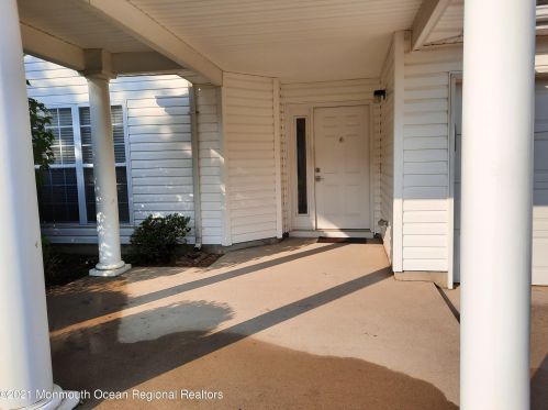 613 Bedford Ln, Lakehurst, NJ 08759-4647