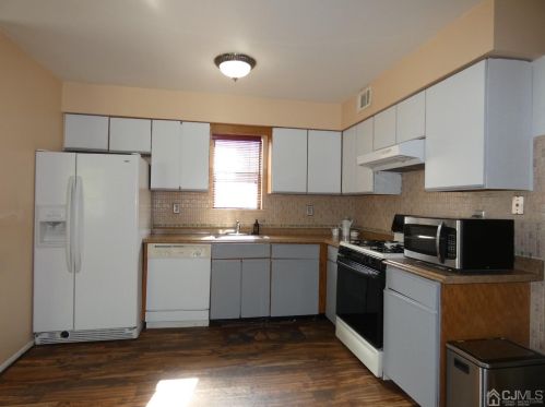 8 Auld Way, Edison NJ 08817-2401 exterior