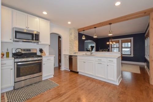 9327 Greenfield Ave, Milwaukee, WI 53214-2733