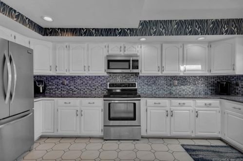 39 Caroline Dr, Milford CT 06461-2715 exterior