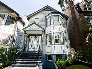 1466 Grace St, Chicago, IL 60613-2833