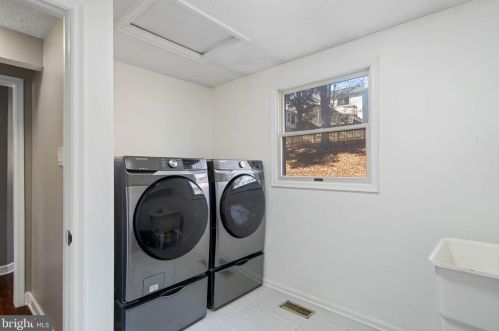 12524 Misty Water Dr, Herndon VA 20170-5702 exterior