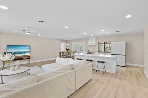 3221 68th St, Naples, FL 34105-7225