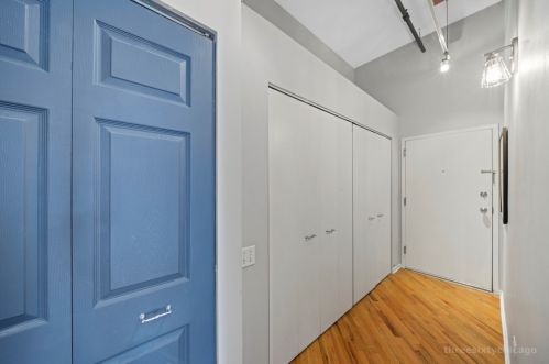 226 Clinton St, Chicago IL 60661-1345 exterior