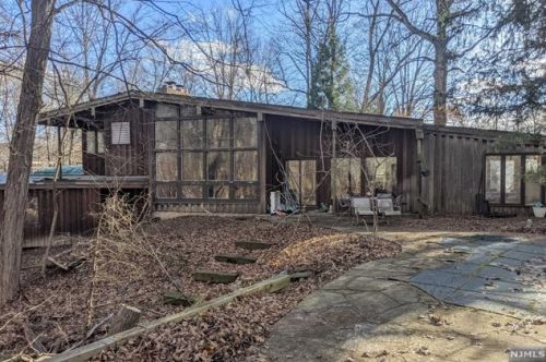 25 Sparrowbush Rd, Upper Saddle River NJ 07458-1420 exterior