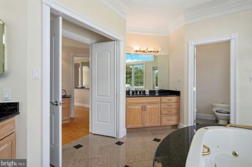 12705 Greenbriar Rd, Rockville MD 20854-6324 exterior