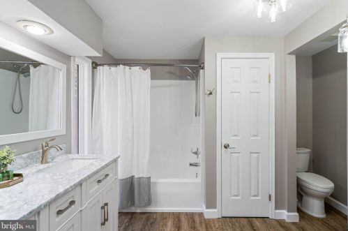 12524 Misty Water Dr, Herndon VA 20170-5702 exterior