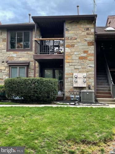 24 Gena Ct, Trenton, NJ 08690-3621