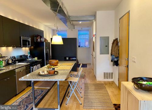 136 3rd St, Philadelphia PA  19106-1814 exterior