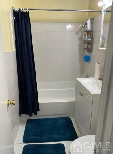 211 College Dr, Edison NJ 08817-5951 exterior