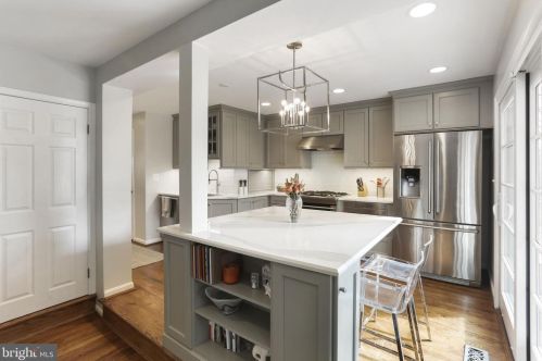 804 Enderby Dr, Alexandria VA 22302-2224 exterior