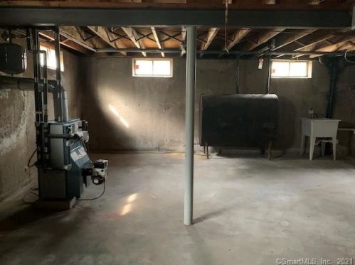 4 Arrow St, Enfield CT 06082-4637 exterior