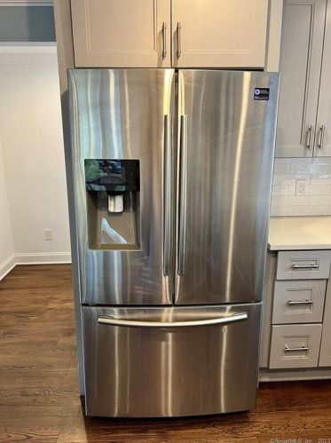 47 Riverside Ave, Norwalk CT 06850-2647 exterior