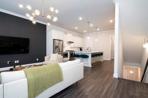 1833 La Dawn Ln, Atlanta GA  30318-2016 exterior