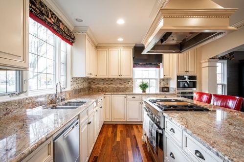 7425 Grand Pkwy, Milwaukee WI 53213-3566 exterior