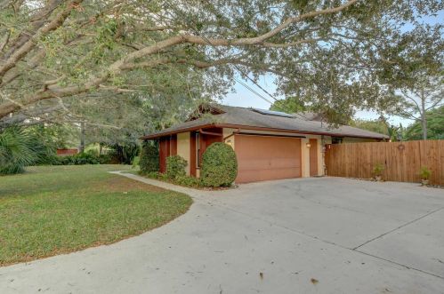 5406 Palmetto Dr, Fort Pierce FL 34982-7481 exterior