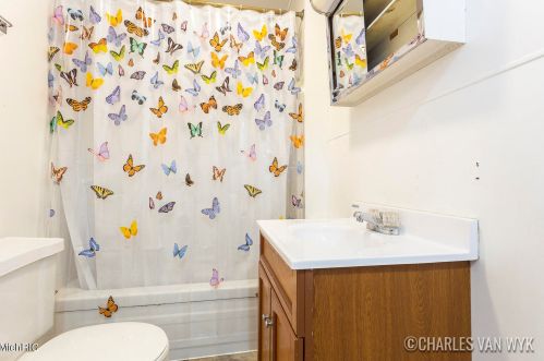 305 Jones St, Grant MI 49327-9143 exterior