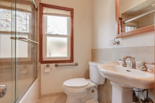 38034 North Shore Ave, Waukegan IL 60087-1647 exterior