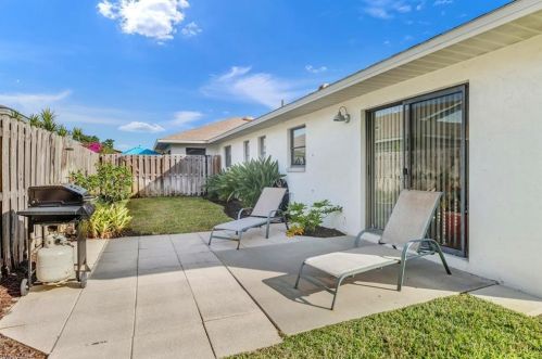 698 109 Ave, Naples FL 34108-1810 exterior