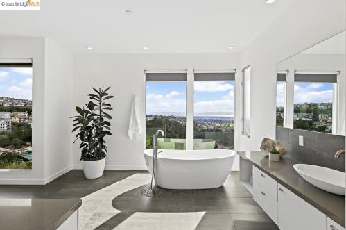 1560 Grand View Dr, Berkeley CA 94705-1637 exterior