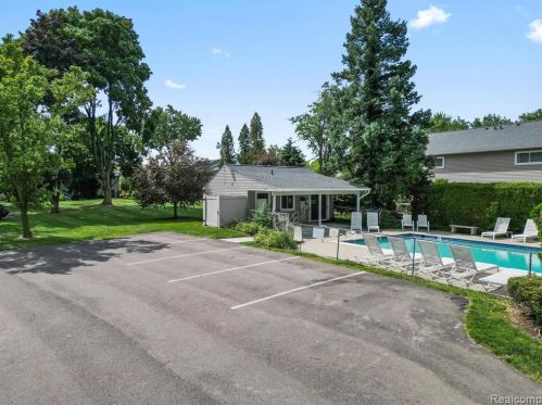 759 Kirts Blvd, Troy MI 48084-4844 exterior