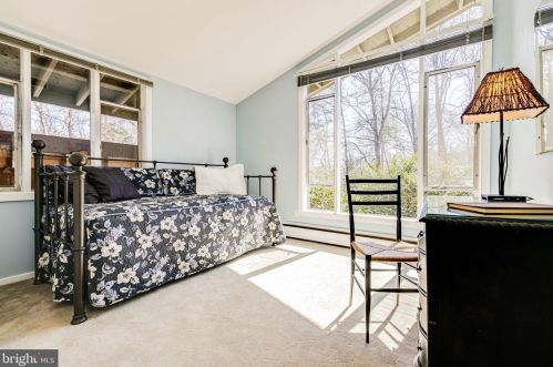 7804 Ridgecrest Dr, Alexandria VA 22308-1053 exterior