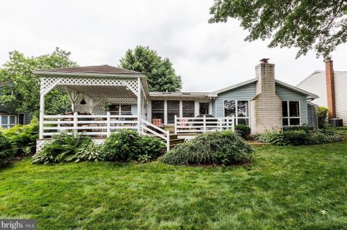 858 Indian Springs Dr, Lancaster, PA 17601-6601