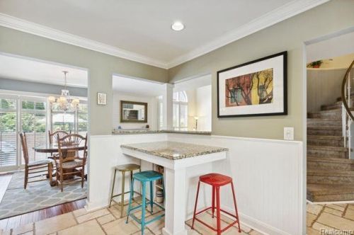 1201 Oakwood Ct, Rochester MI 48307-2539 exterior