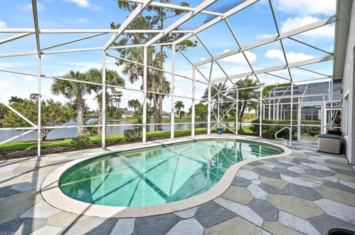 7571 Berkshire Pne Dr, Naples FL 34104-9445 exterior