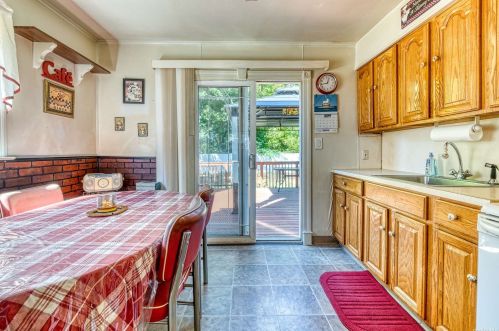 551 18 St, Babylon NY 11704-2206 exterior