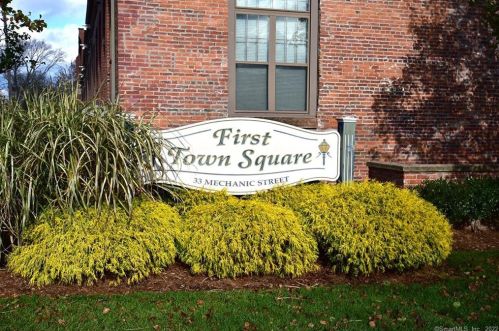 33 Mechanic St, Windsor CT  06095-2947 exterior