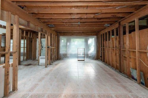 19 Tree Hollow Ln, Huntington Station NY  11746-6315 exterior