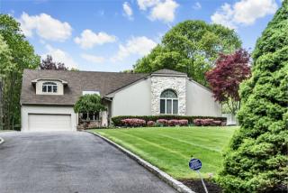 240 Roosevelt Blvd, Hauppauge, NY 11788-4433