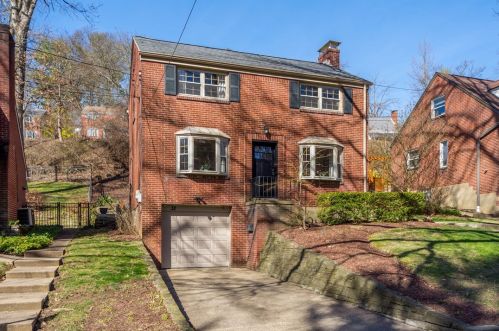 32 Iroquois Dr, Pittsburgh, PA 15228-1557
