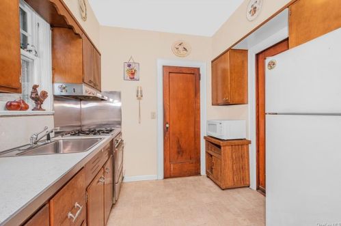 256 260th St, Bronx NY 10471-1822 exterior