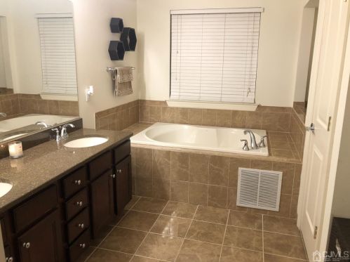 21 Roosevelt Ave, Carteret NJ 07008-3018 exterior