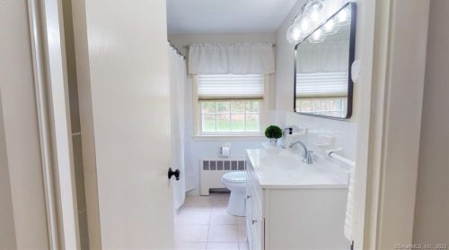 57 Knollwood Rd, Farmington CT 06032-1013 exterior