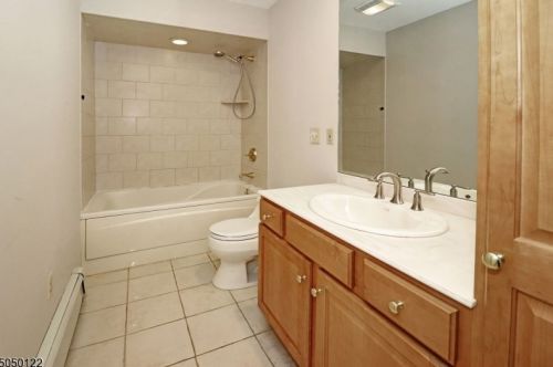 83 Edgewood Dr, Florham Park NJ 07932-2126 exterior