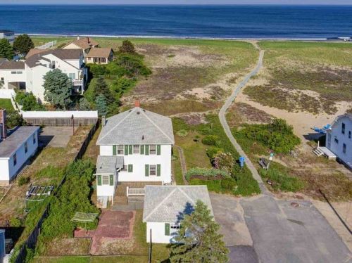 32 Hudson St, Seabrook, NH 03874-4859