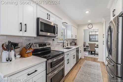 823 Randall Dr, Troy MI  48085-4849 exterior