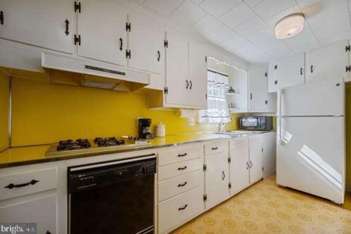 140 Acres Dr, Trenton NJ 08690-3914 exterior